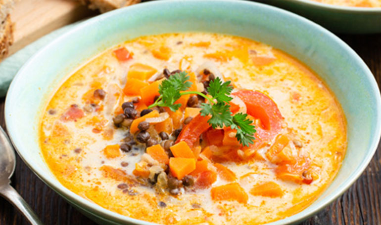 Kokos linzensoep met zelfgemaakt tomatenbrood | Bekijk recept
