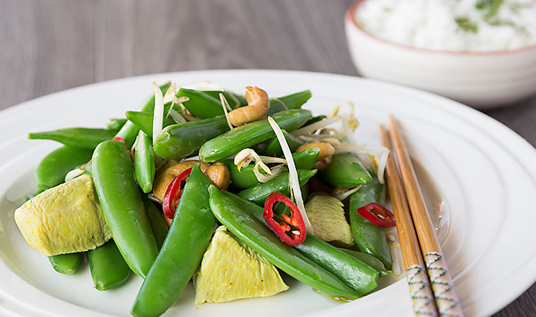 Gewokte sugar snaps met kip en taugé | Bekijk recept