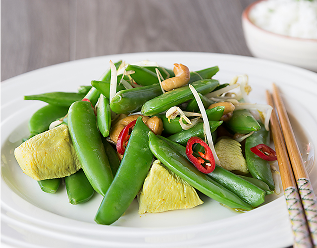 Gewokte sugar snaps met kip en taugé | Bekijk recept
