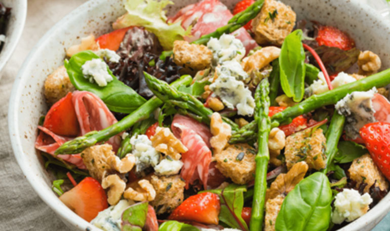 Salade met gorgonzola, asperges en aardbei | Bekijk recept