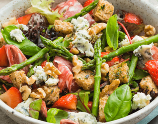 Salade met gorgonzola, asperges en aardbei | Bekijk recept
