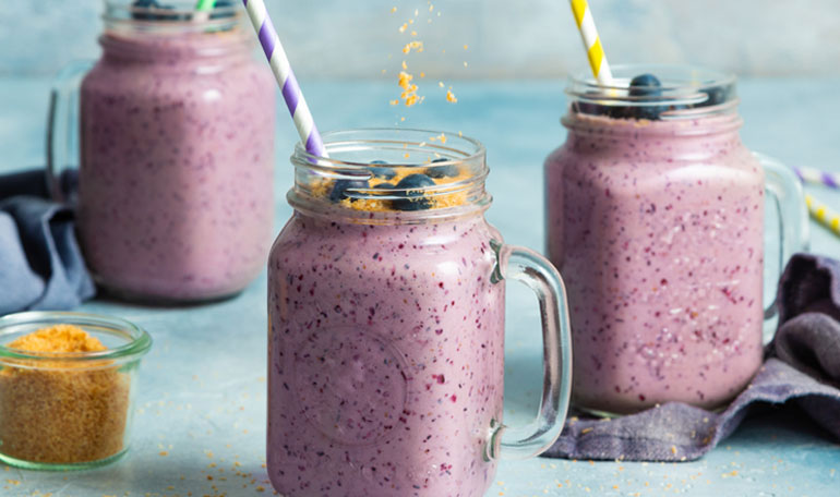 Blauwe bessen milkshake | Bekijk recept