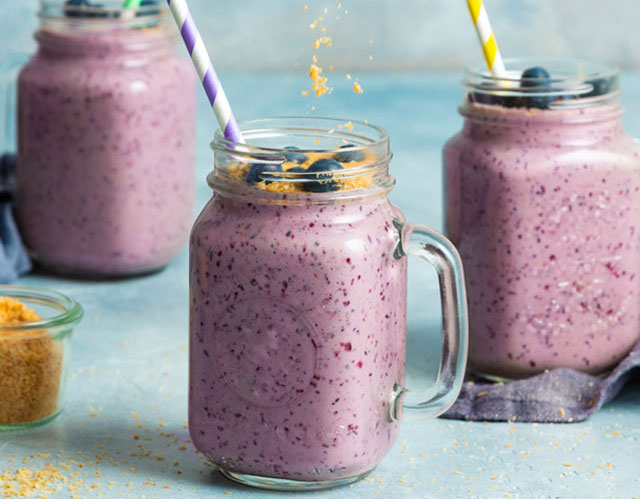Blauwe bessen milkshake | Bekijk recept