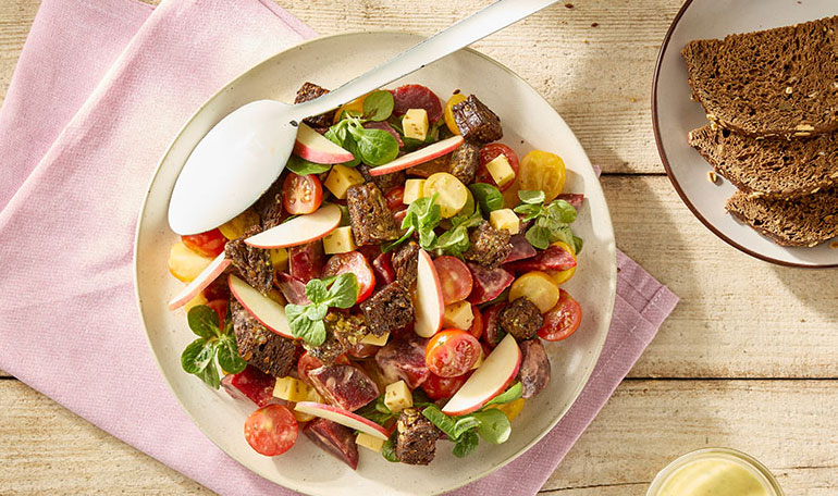 Tomaten-bietensalade met komijnekaas | Bekijk recept