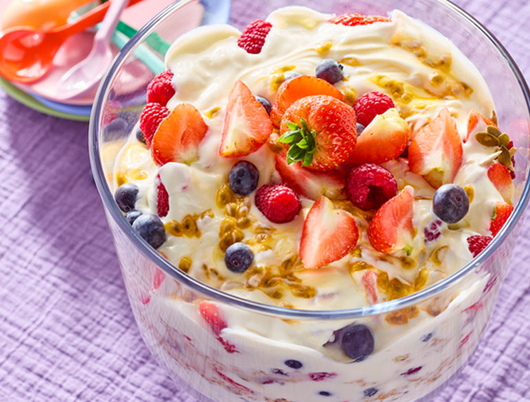 Zomerse trifle met aardbei en framboos | Bekijk recept