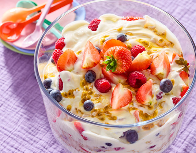 Zomerse trifle met aardbei en framboos | Bekijk recept