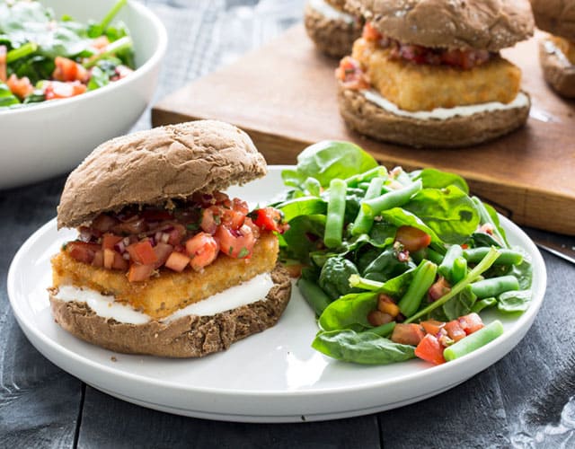 Visburgers met tomatensalsa | Bekijk recept