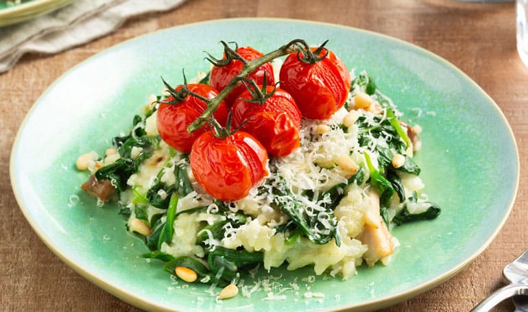 Risotto met spinazie, kip en gepofte tomaatjes | Bekijk recept