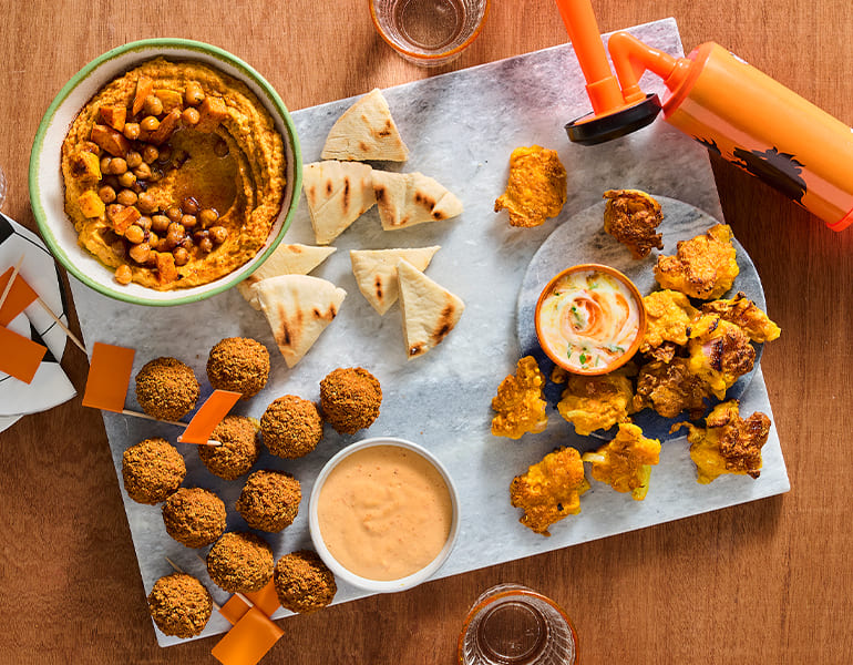 Een tafel vol oranje hapjes
