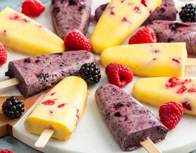 Zelfgemaakte ijsjes met vers fruit