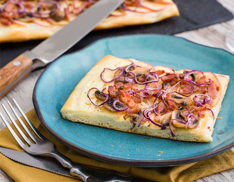 Flammkuchen met spek en appel